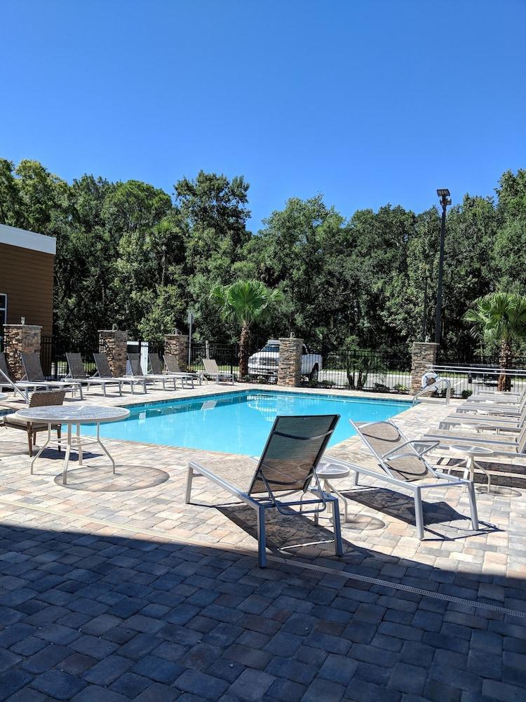 Hilton Garden Inn Tampa - Wesley Chapel Exterior photo